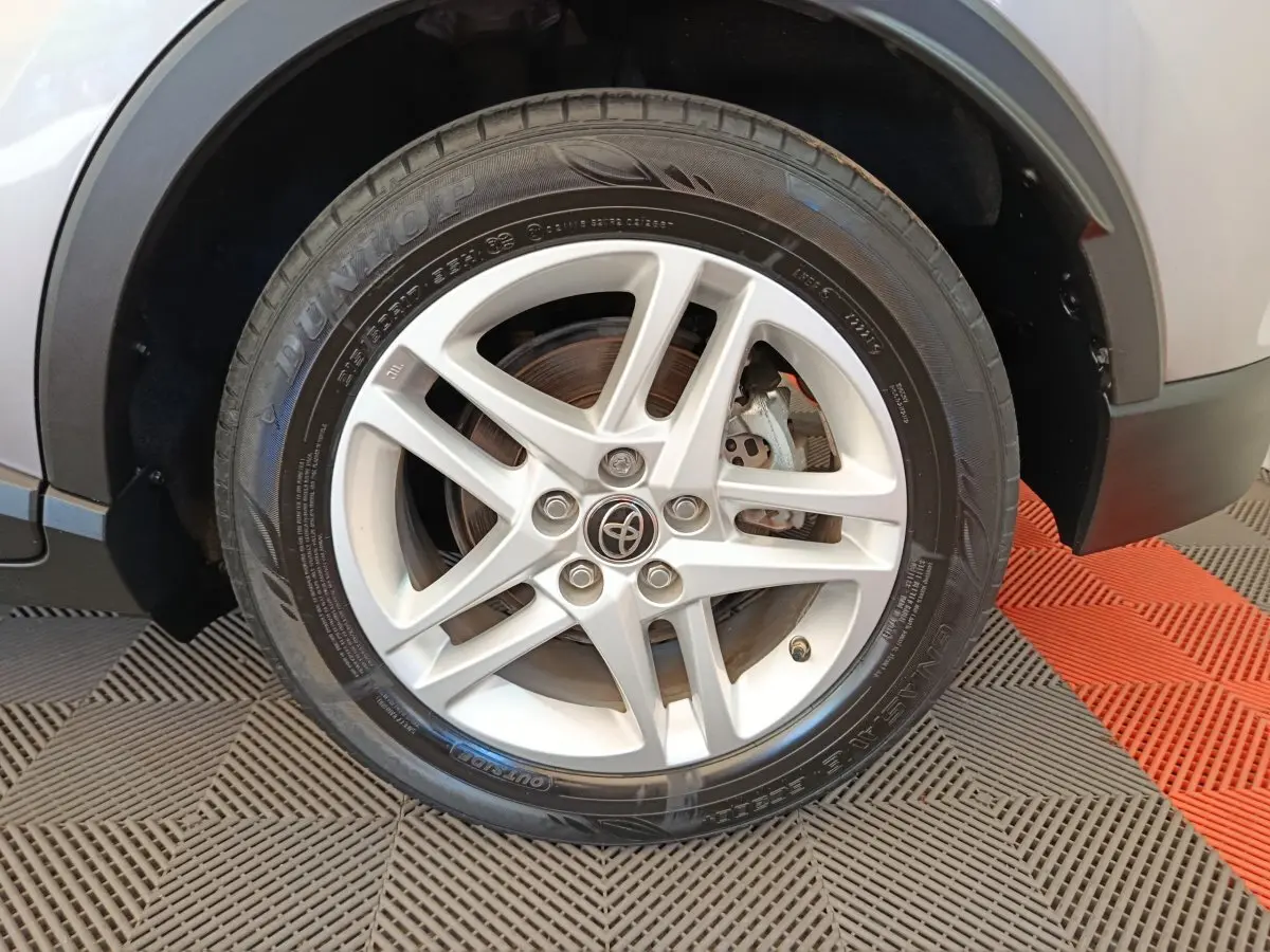 Gros plan sur la roue avant droite gris clair du Toyota C-HR 2.0 Hybride 184 Dynamic Business Beyond 2022.