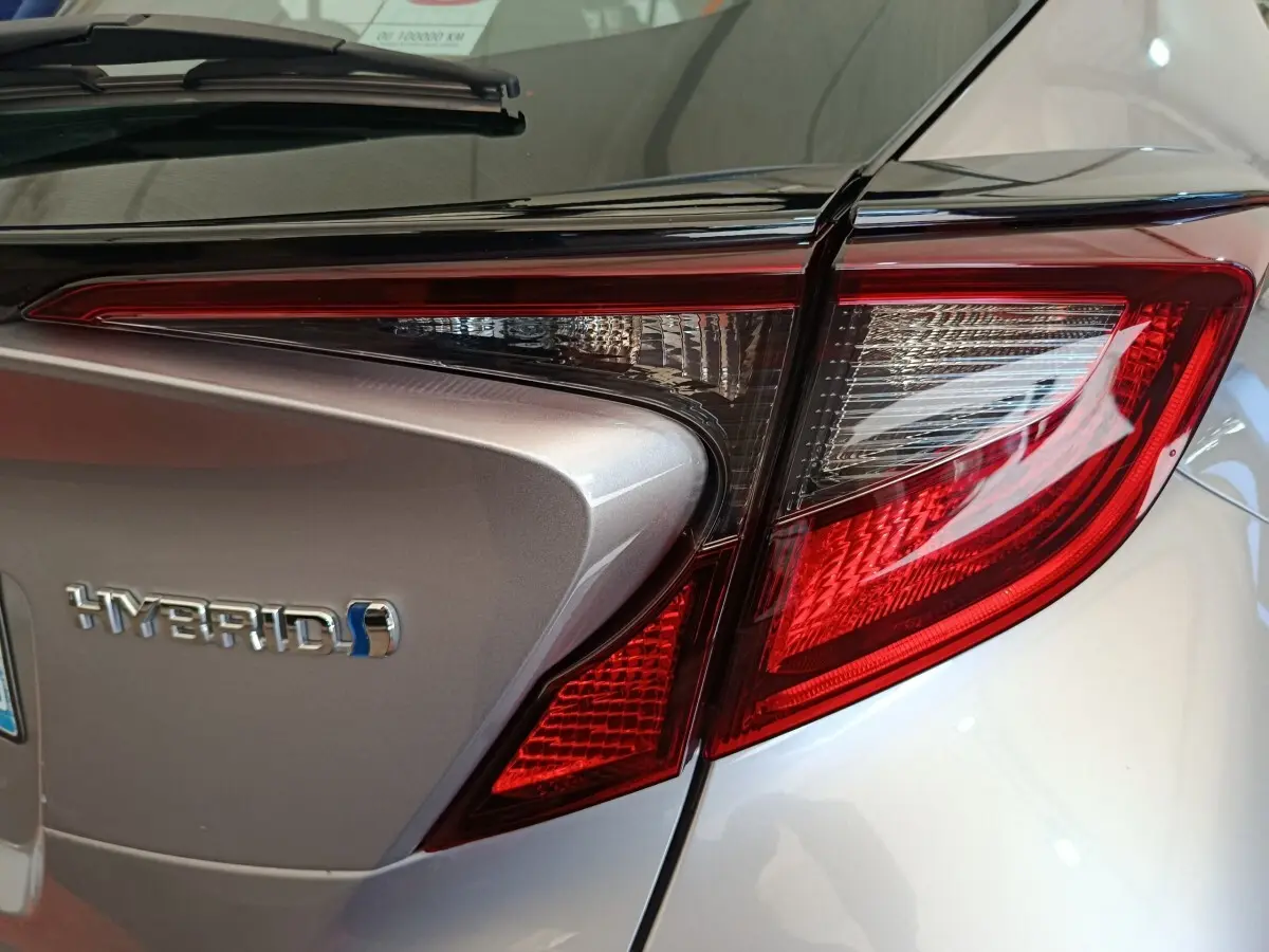 Gros plan sur le feu arrière droit gris clair du Toyota C-HR 2.0 Hybride 184 Dynamic Business Beyond 2022 avec logo Hybrid.