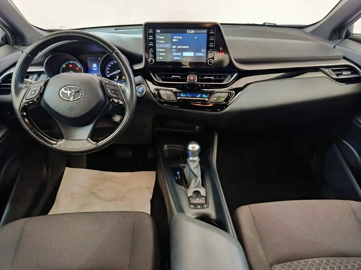 Vue intérieure du tableau de bord et volant cuir noir du Toyota C-HR 2.0 Hybride 184 Dynamic Business Beyond 2022.