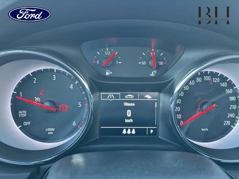 Tableau de bord de Ford avec compte-tours, compteur de vitesse et écran multifonction affichant vitesse à 0 km/h.