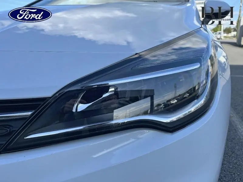 Gros plan sur le phare avant droit blanc glacier de l'Opel Astra 1.5 D 122ch Edition Business BVA 2020.