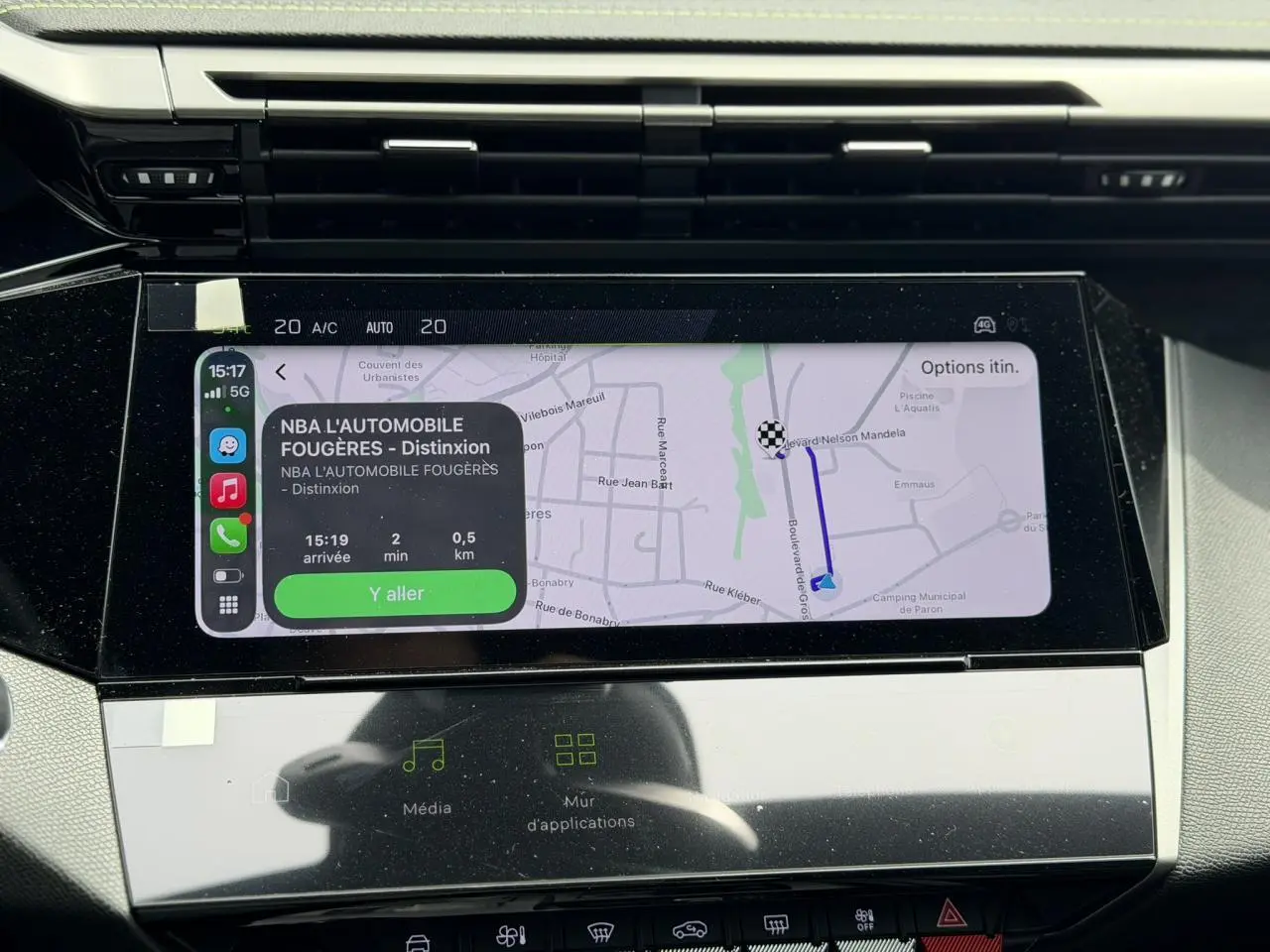 Vue rapprochée de l’écran tactile central du tableau de bord de la Peugeot 308 gris Artense, affichant la navigation GPS.