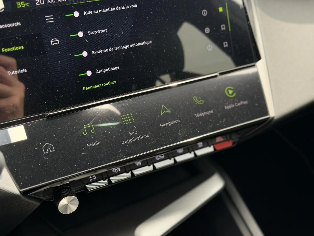 Gros plan sur la console centrale tactile de la Peugeot 308 gris Artense, affichant les commandes multimédia et navigation.