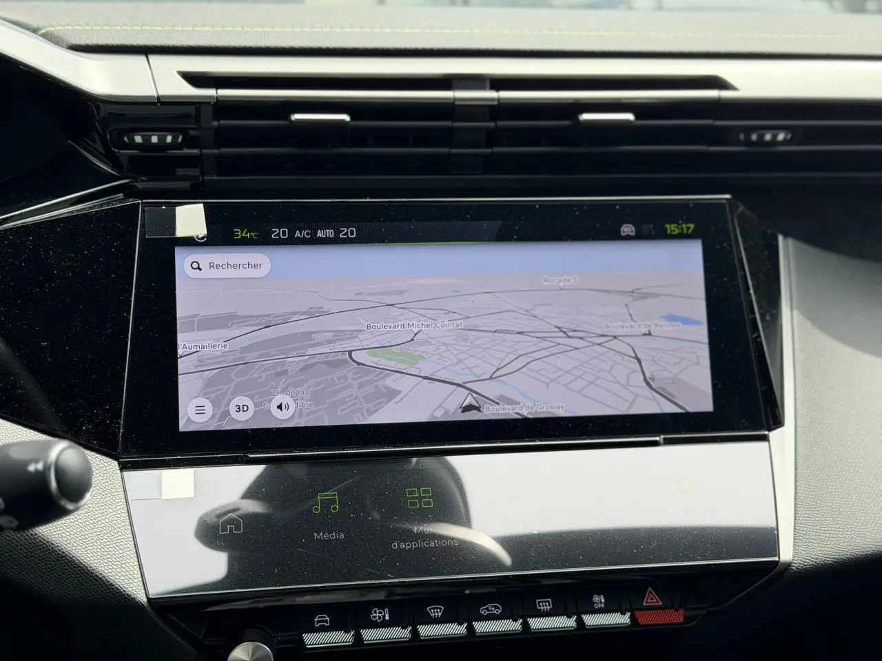 Écran tactile central du tableau de bord de la Peugeot 308 gris Artense, affichant la navigation 3D connectée.
