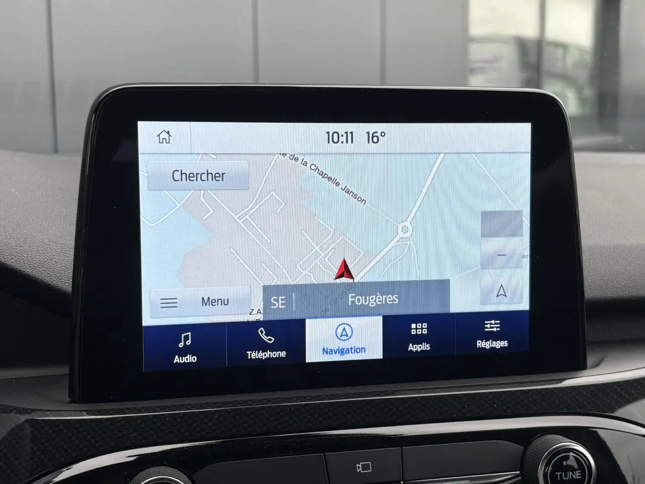 Écran tactile GPS affichant la navigation vers Fougères, intégré dans le tableau de bord du Ford Kuga 2023.