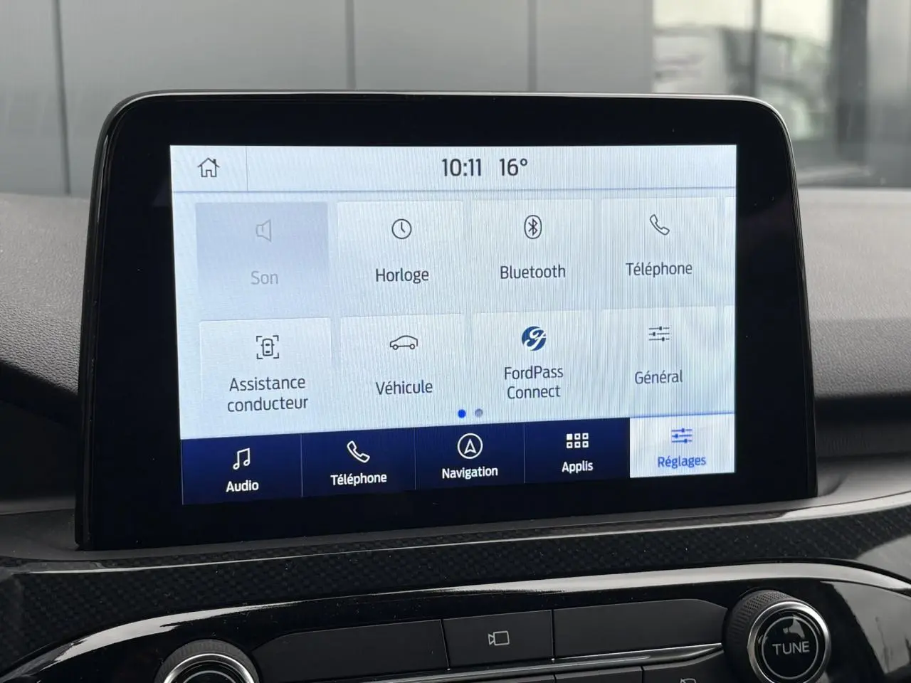 Écran tactile central du Ford Kuga 2023 affichant le menu des réglages, vue frontale intérieure.