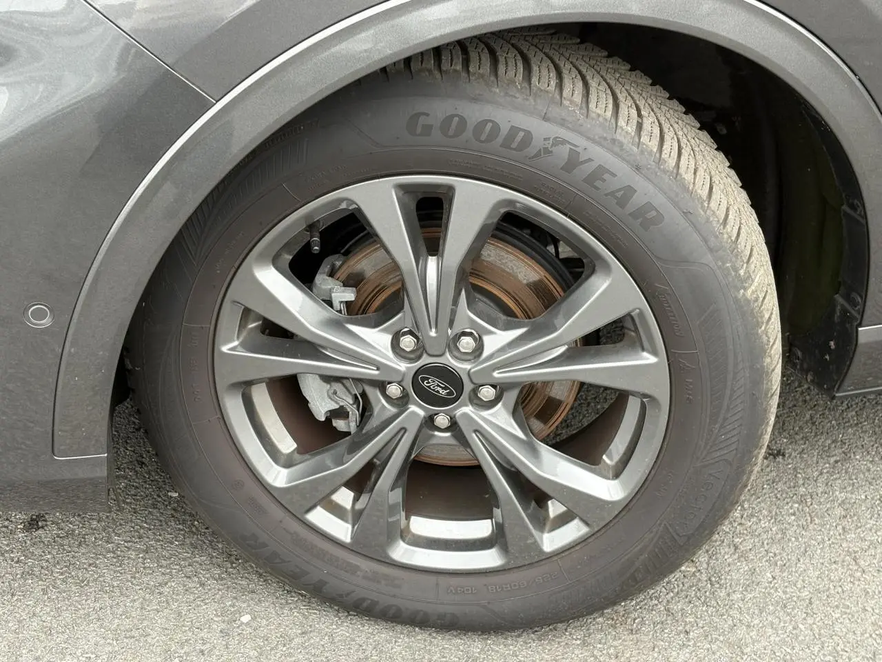 Gros plan sur la roue avant droite gris graphite du Ford Kuga 2023 avec jante alliage 18 pouces et pneu Goodyear.
