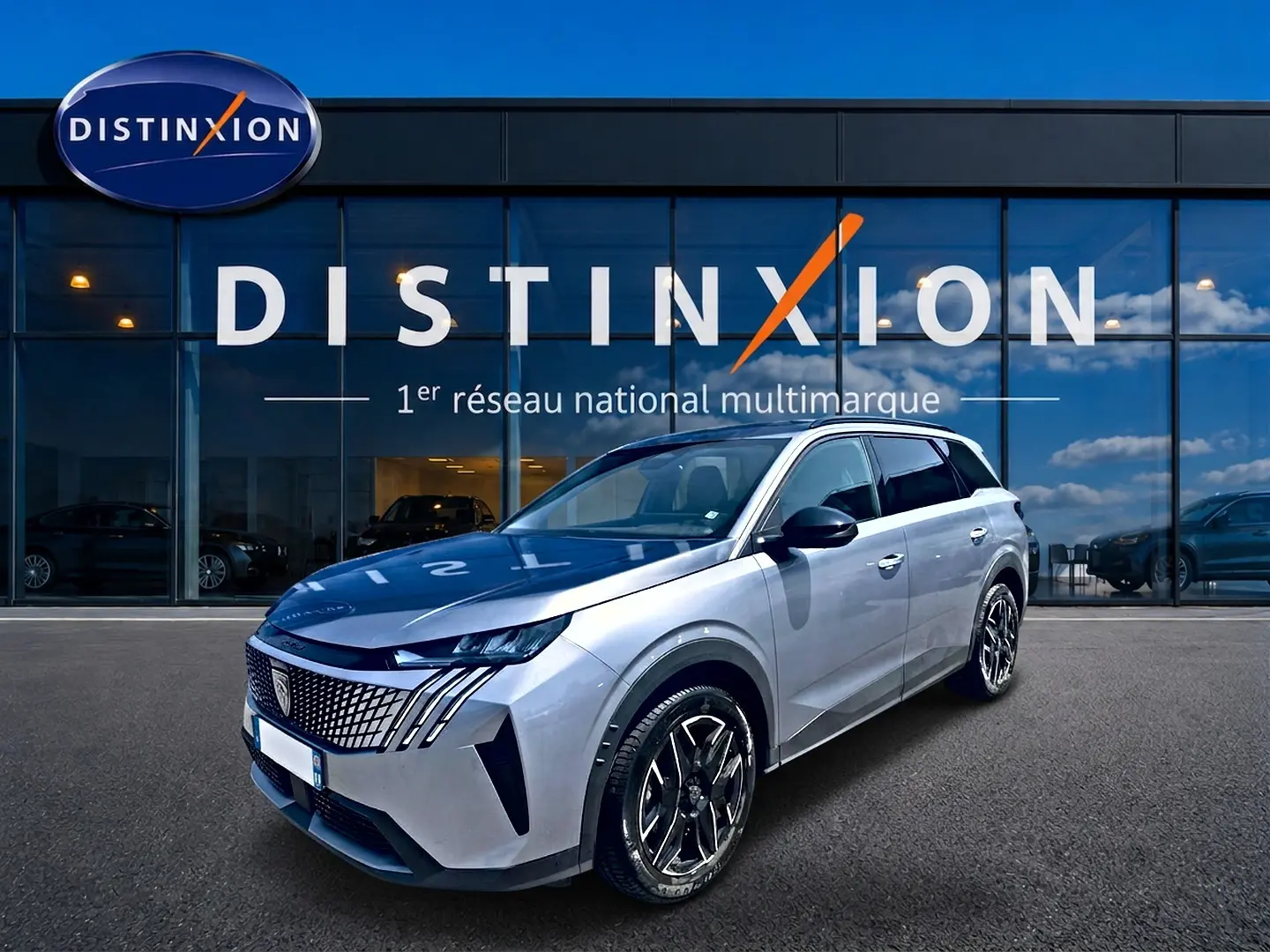 Peugeot 5008 Hybrid 145 allure e-dcs6 gris artense vue 3/4 avant avec jantes alu et calandre distinctive.