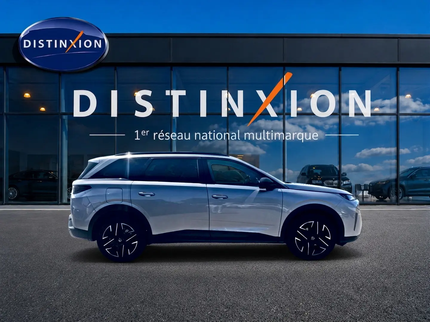 Peugeot 5008 gris Artense vue de profil côté gauche, avec jantes alliage et vitres arrière surteintées.