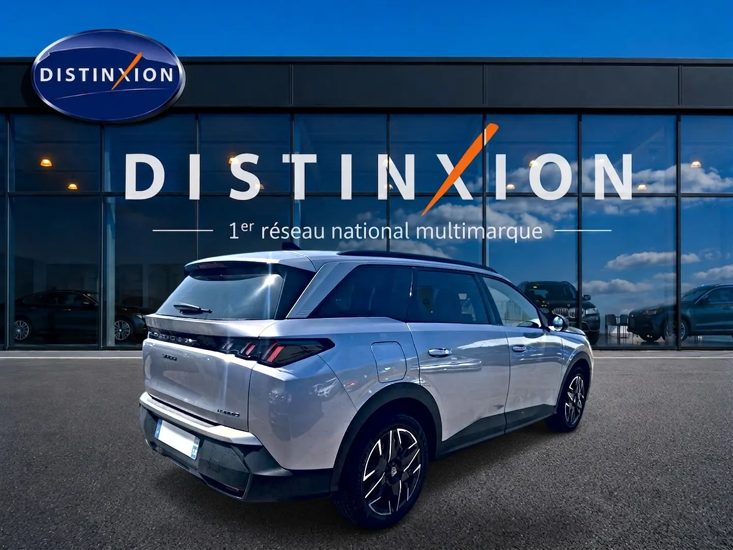 Peugeot 5008 Hybrid 145 allure e-dcs6 gris artense en 3/4 arrière droit devant showroom Distinxion.