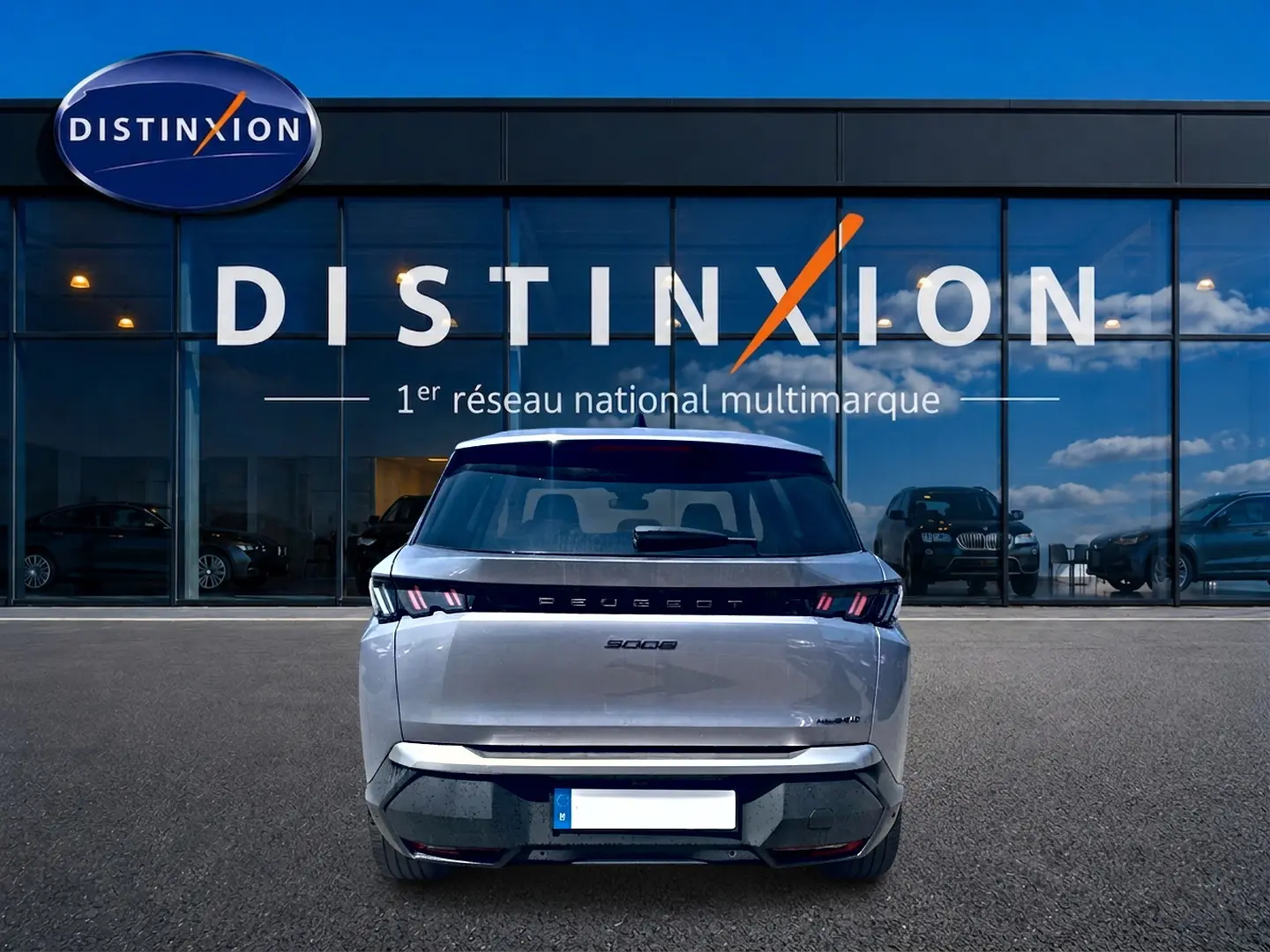 Vue arrière d'un Peugeot 5008 Hybrid 145 allure e-dcs6 gris artense, avec feux LED caractéristiques et becquet arrière.