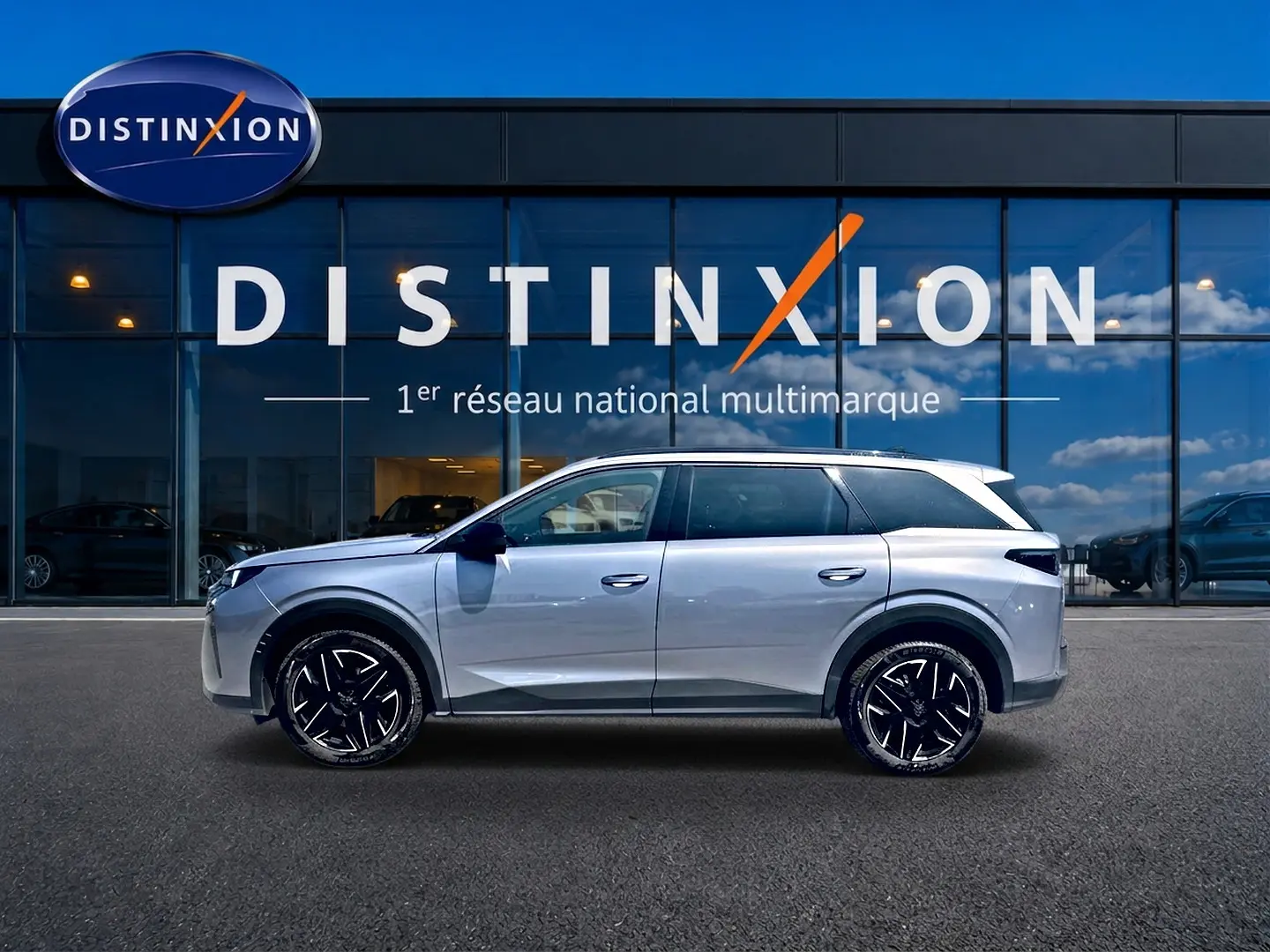 Peugeot 5008 Hybrid 145 allure e-dcs6 gris artense en profil droit devant une vitrine Distinxion.