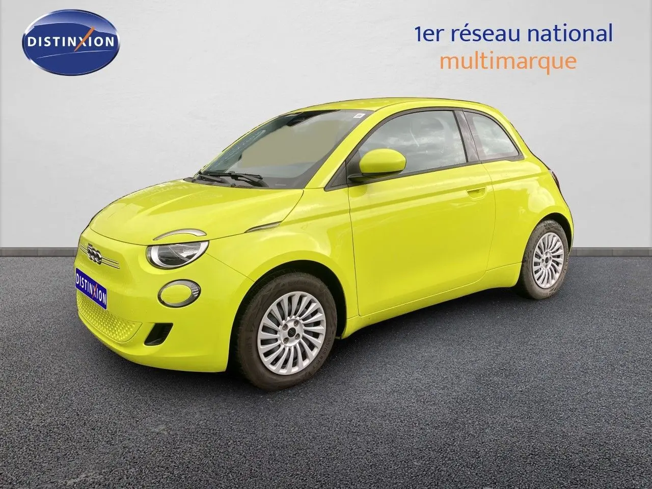 Fiat 500 électrique jaune acid en 3/4 avant droit sur fond neutre avec jantes argentées.