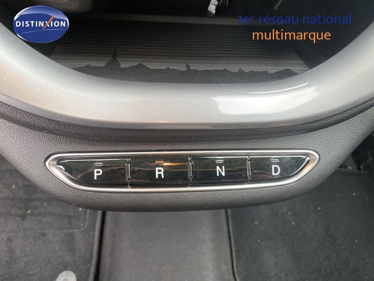 Gros plan sur la console centrale de la FIAT 500 électrique 2024, montrant les boutons de sélection de la boîte automatique.