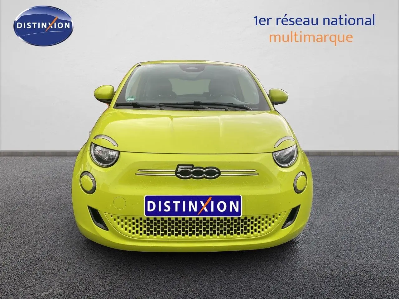 Vue avant d'une FIAT 500 électrique 2024 en jaune acid avec logo 500 et calandre ajourée.