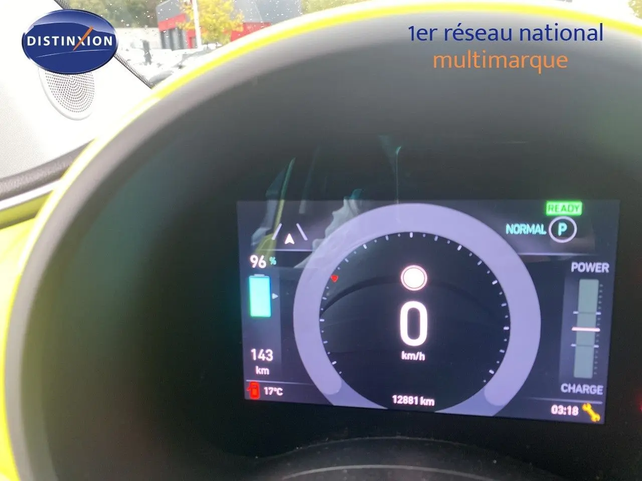 Vue rapprochée du tableau de bord numérique de la FIAT 500 électrique jaune acid, affichant 0 km/h et 96% de batterie.