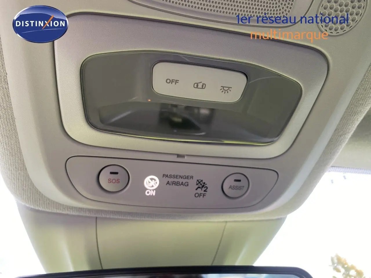 Vue intérieure du plafonnier avec commandes d’éclairage et boutons SOS et assistance dans une Fiat 500 électrique jaune acid 2024.
