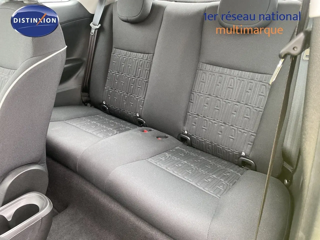 Vue intérieure sur la banquette arrière en tissu gris avec motifs FIAT embossés du Fiat 500 électrique 2024.