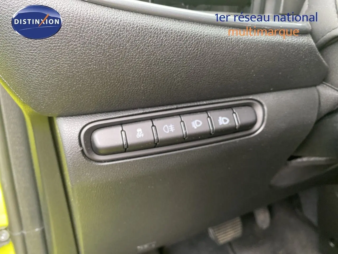 Gros plan sur les commandes d’éclairage intérieures d’une FIAT 500 électrique jaune acid de 2024.
