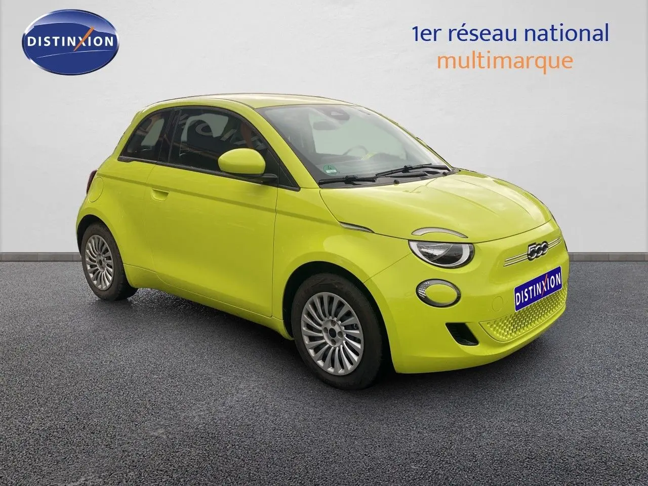 Fiat 500 électrique jaune acid en 3/4 avant droit, avec jantes alliage et calandre épurée.