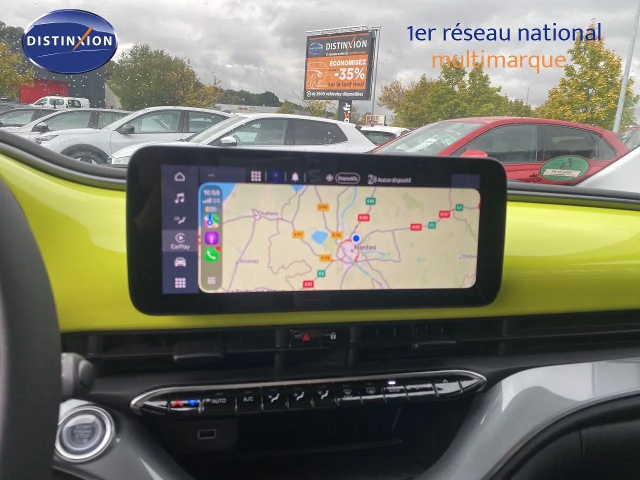 Tableau de bord de Fiat 500 électrique 2024 en jaune acid, vue centrée sur l'écran tactile avec navigation affichée.