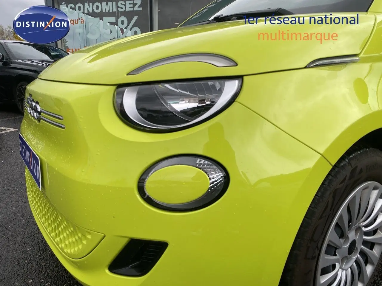 Vue de 3/4 avant droit d'une FIAT 500 électrique 2024 en jaune acid avec phares ronds et jantes argentées.