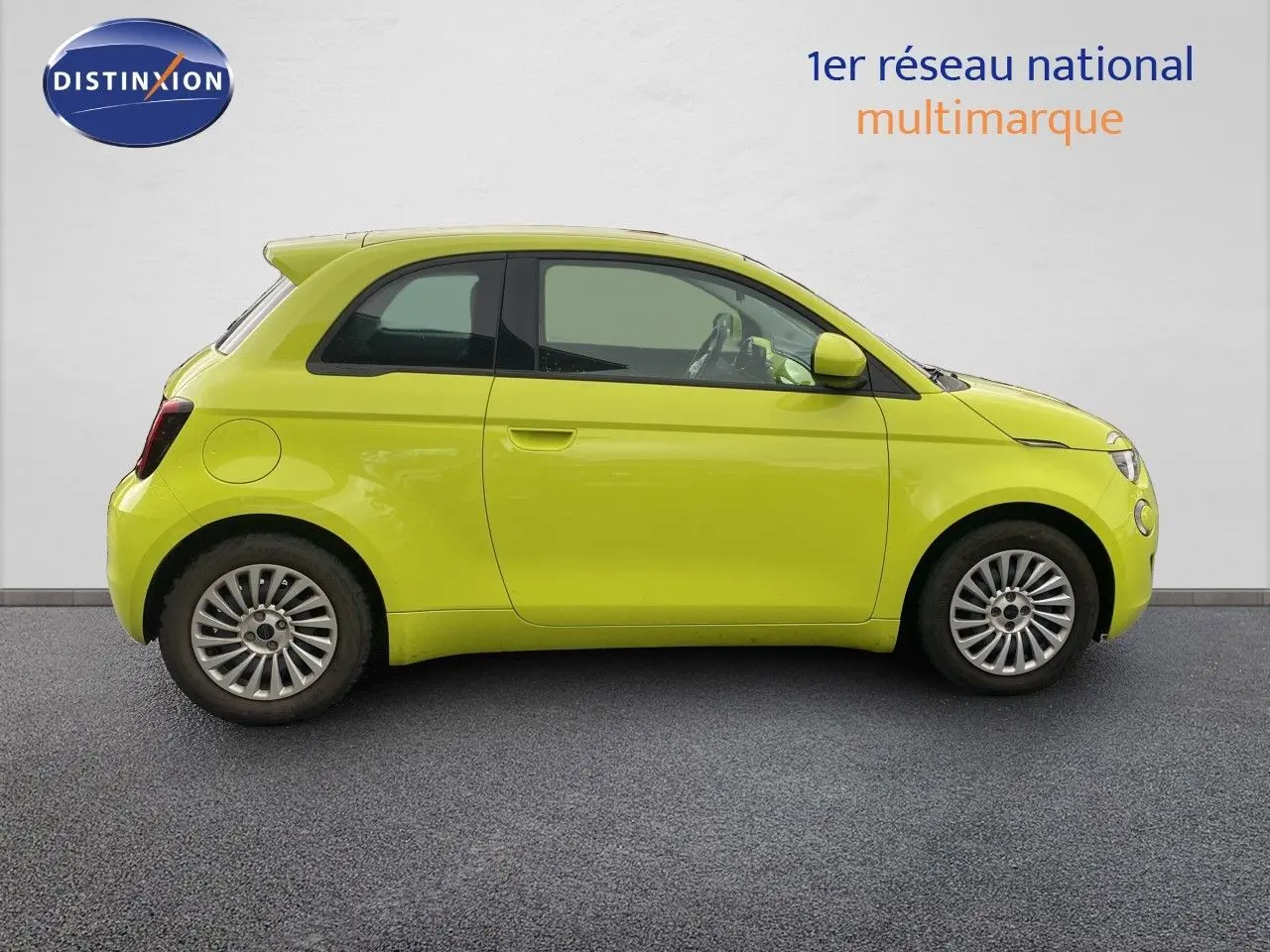Profil droit d'une FIAT 500 électrique 2024 en jaune acid, avec jantes alliage et lignes compactes distinctives.