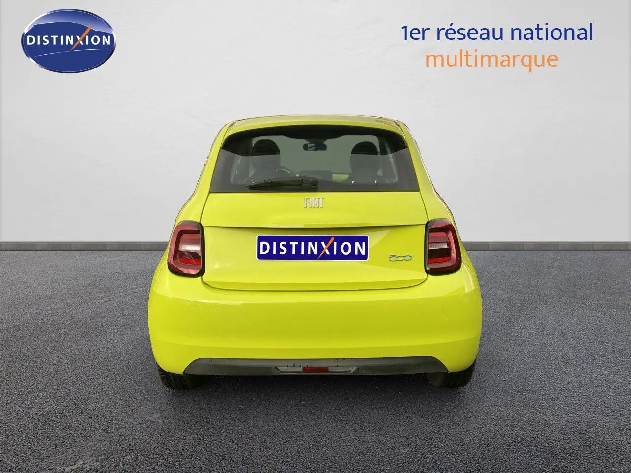 Vue arrière d'une FIAT 500 électrique 2024 en jaune acid, avec feux arrière distinctifs et logo FIAT visible.
