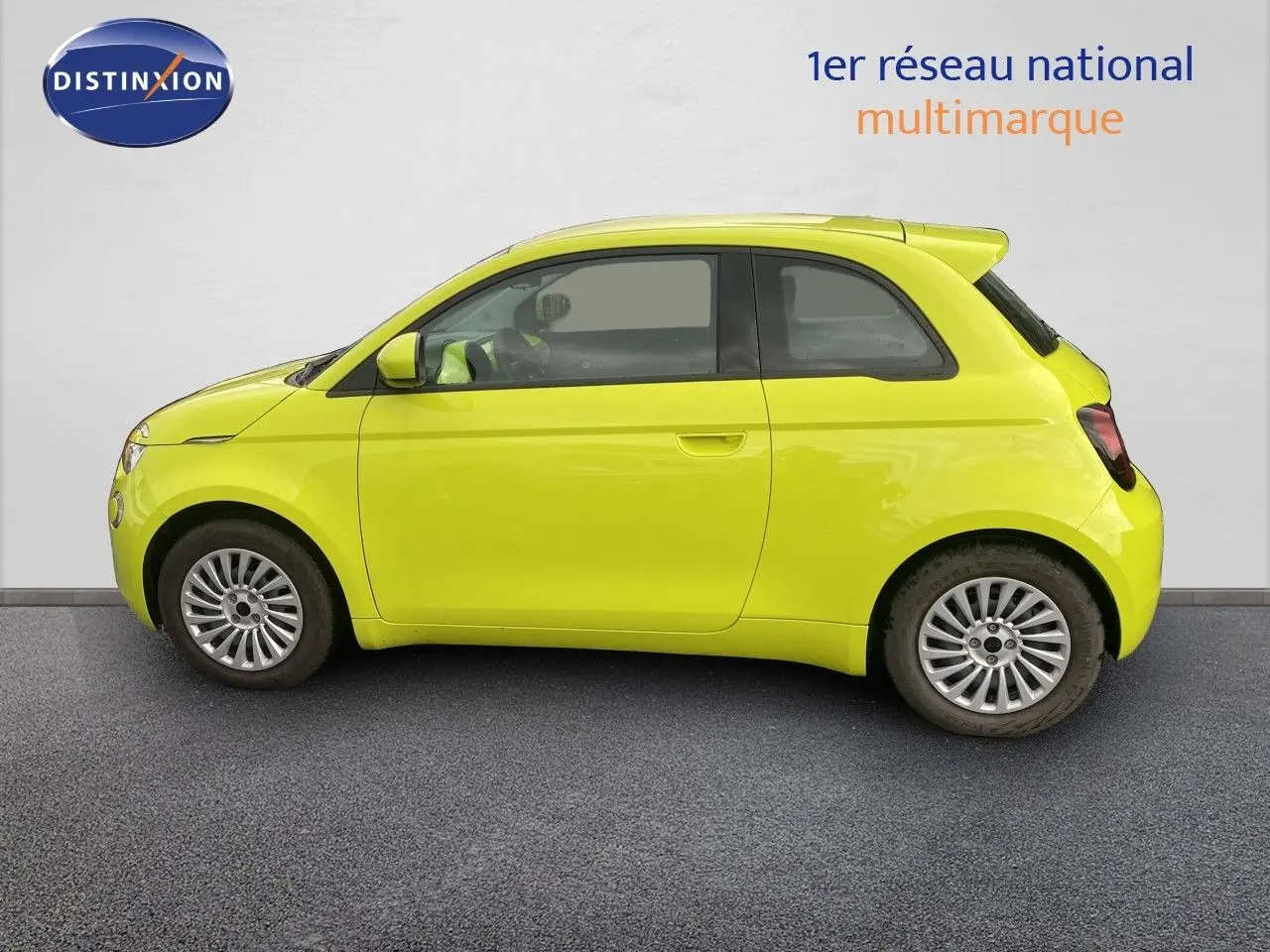 Profil côté gauche de la FIAT 500 électrique 2024 en jaune acid, soulignant sa silhouette compacte et ses jantes argentées.