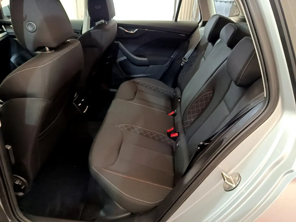 Vue intérieure côté droit des sièges arrière noirs avec surpiqûres du Skoda Kamiq gris clair 2022.