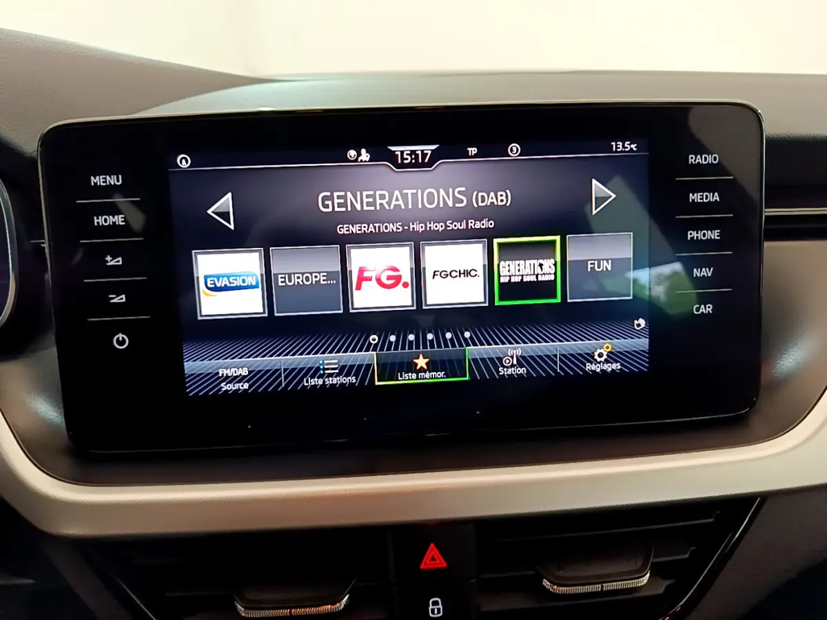 Écran tactile 9,2 pouces du système multimédia du Skoda Kamiq gris clair, affichant les stations radio numériques