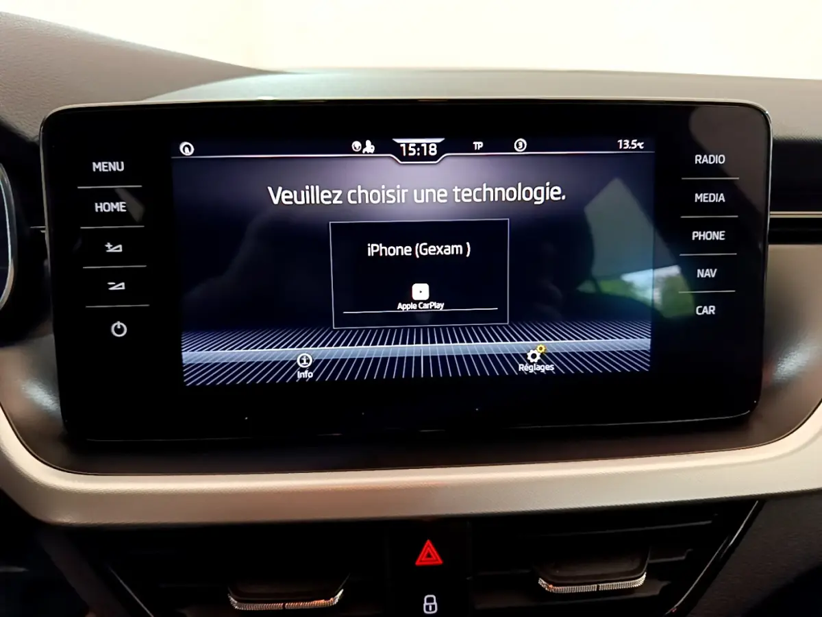 Écran tactile central du tableau de bord du Skoda Kamiq 2022 affichant le menu de connexion Apple CarPlay.