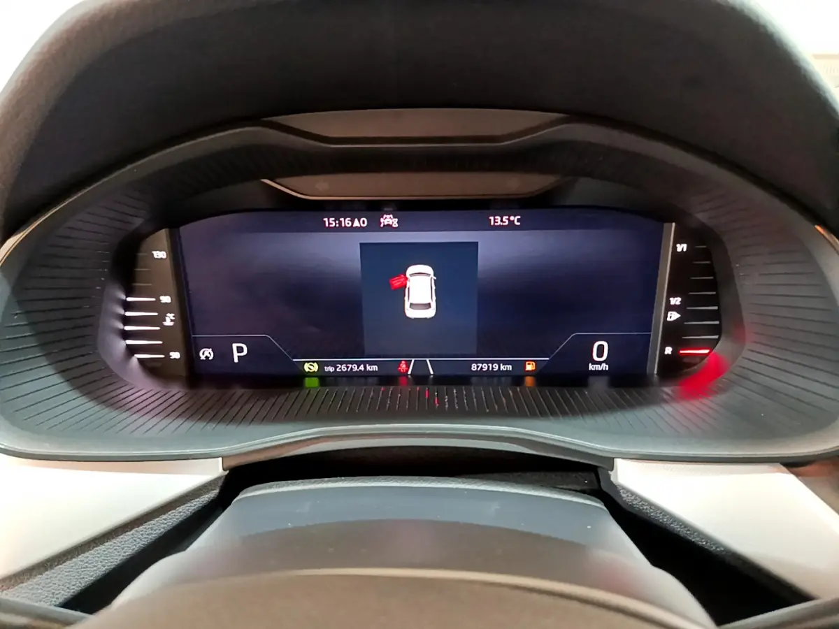 Affichage numérique du tableau de bord du Skoda Kamiq 2022, avec indicateurs de vitesse et température à 13,5°C.