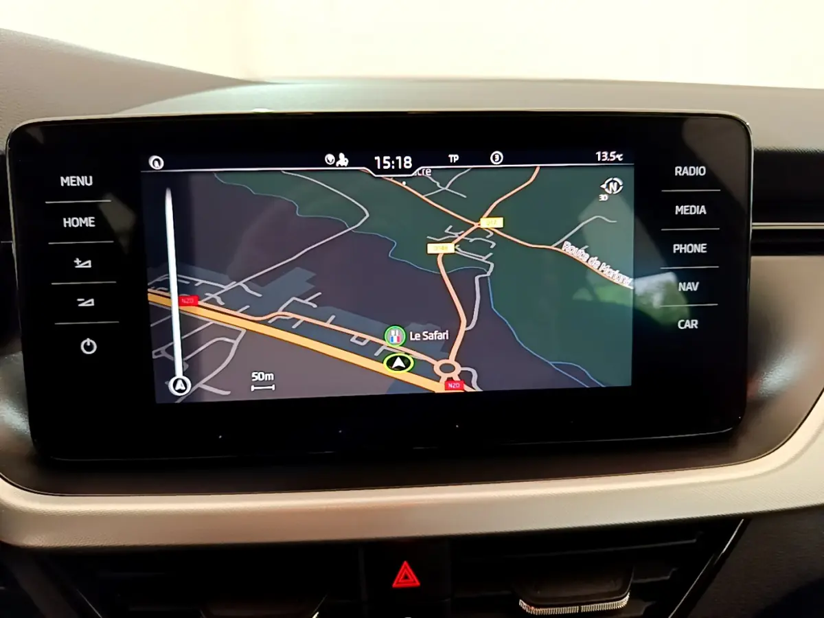 Écran tactile central affichant la navigation GPS dans l'habitacle clair d'une Skoda Kamiq 2022 gris clair.