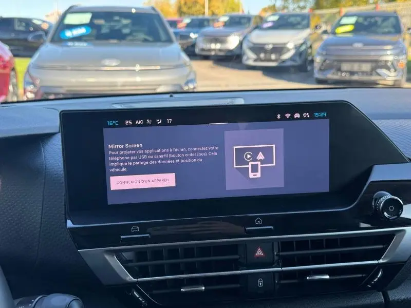Vue intérieure du tableau de bord de la Citroën C4 2024 avec écran tactile affichant la fonction Mirror Screen.