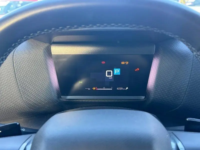 Vue du tableau de bord numérique du Citroën C4 1.2 PureTech 130ch gris 2024, affichant la vitesse à zéro et le mode parking activé.