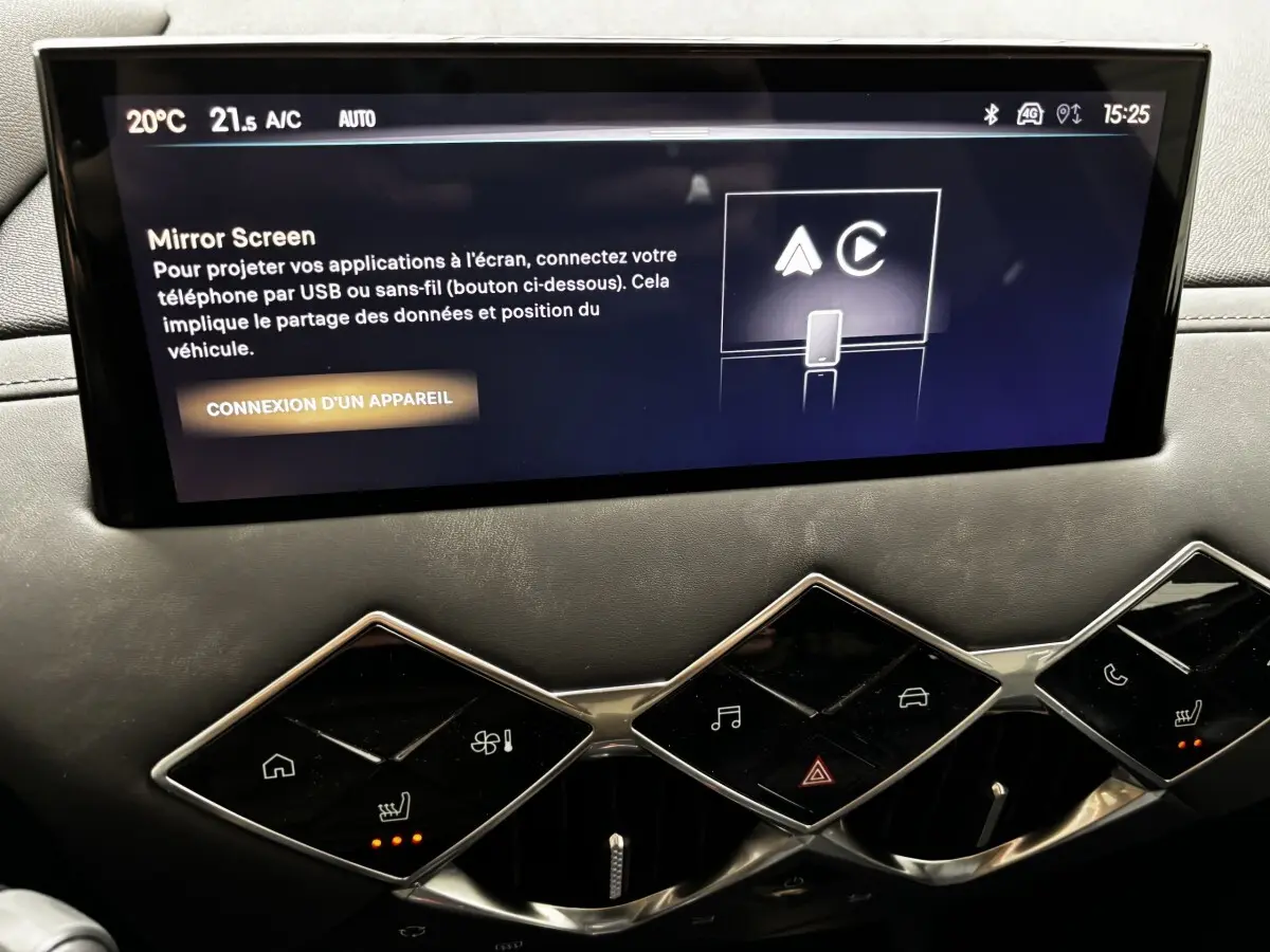 Écran tactile central affichant Mirror Screen sur tableau de bord noir du DS3 2024, avec commandes tactiles en losange.