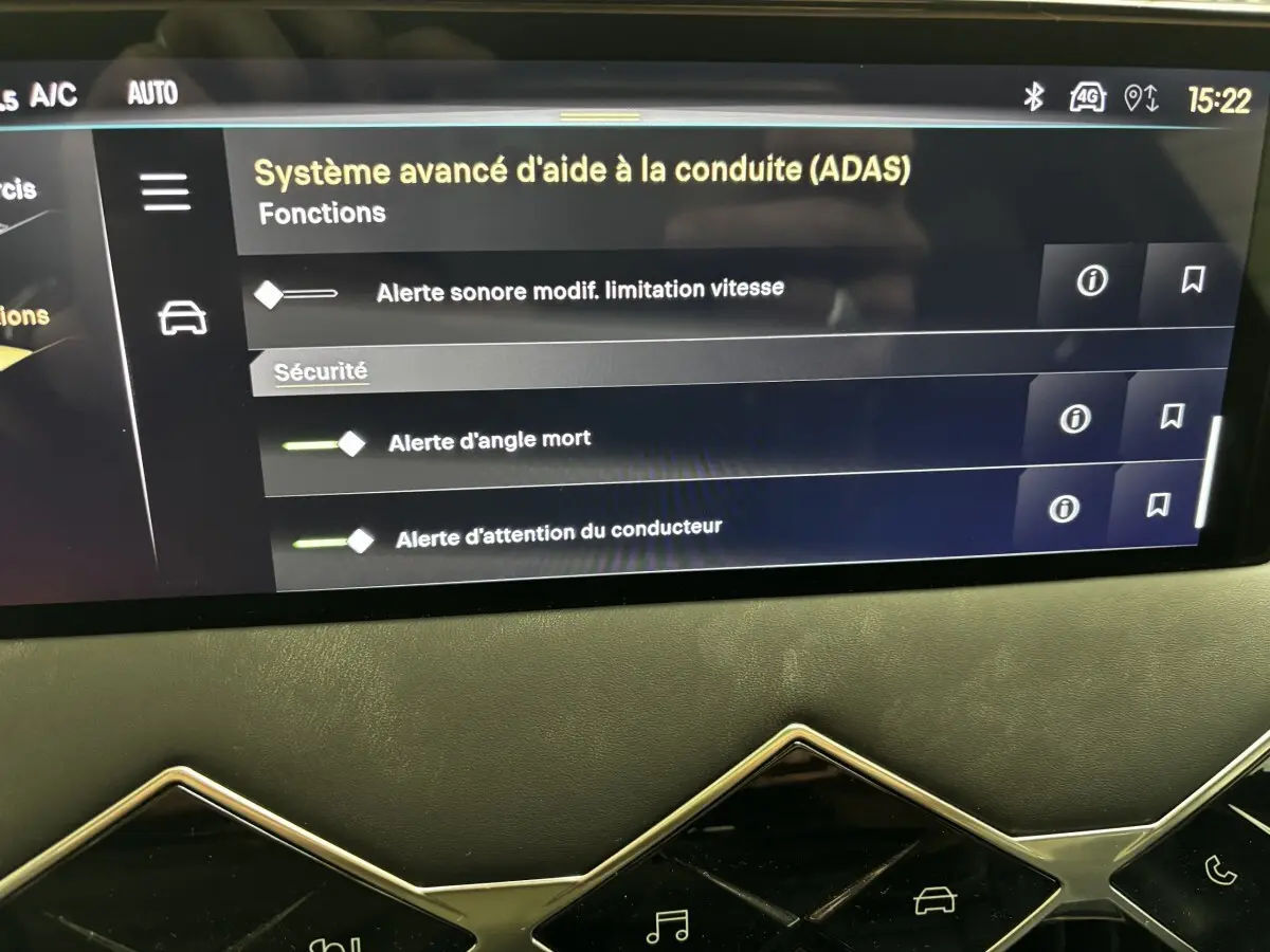 Écran tactile central du tableau de bord du DS3 2024 noir, affichant les options avancées d’aide à la conduite.