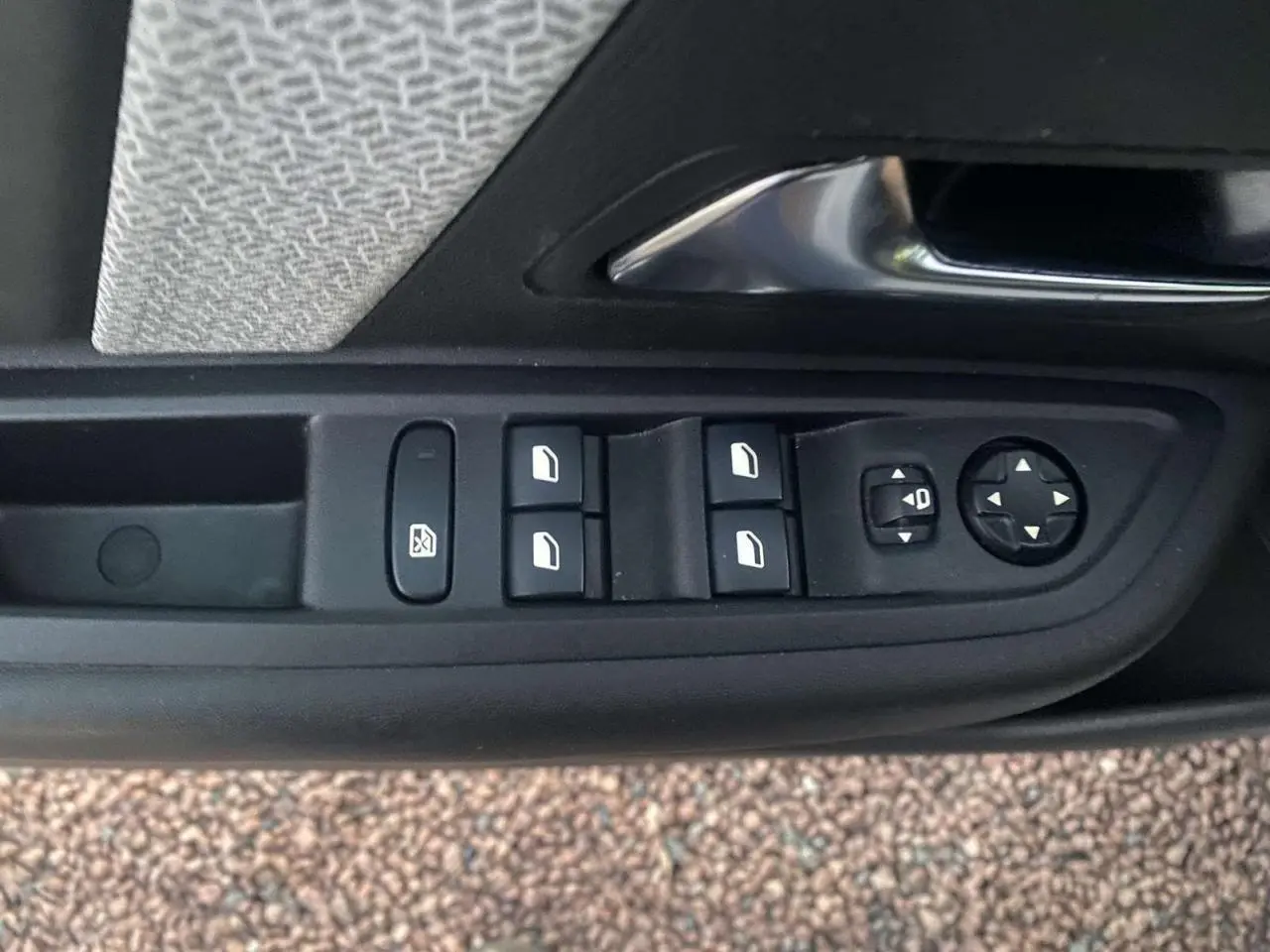 Commande des lève-vitres et réglage des rétroviseurs côté conducteur de la Citroën C4 blanche 2021.
