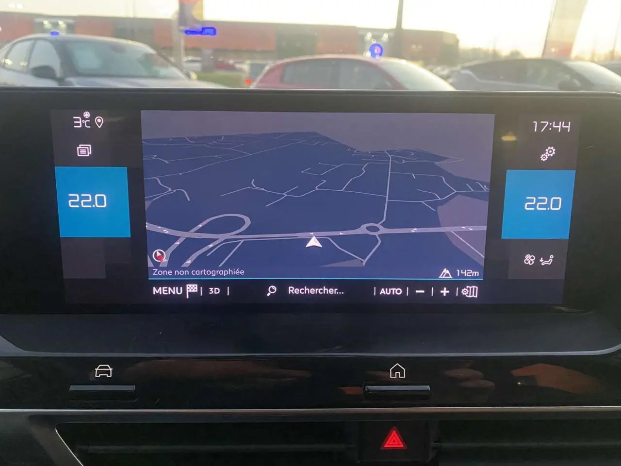 Écran tactile central de navigation Citroën C4 2021 affichant une carte et la température à 22°C.