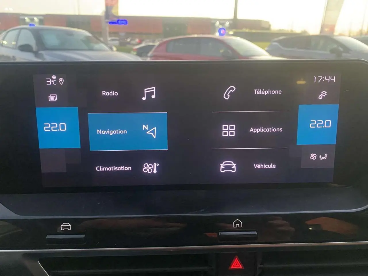 Écran tactile central de la Citroën C4 blanc, affichant la navigation et la climatisation à 22°C, vue intérieure frontale.