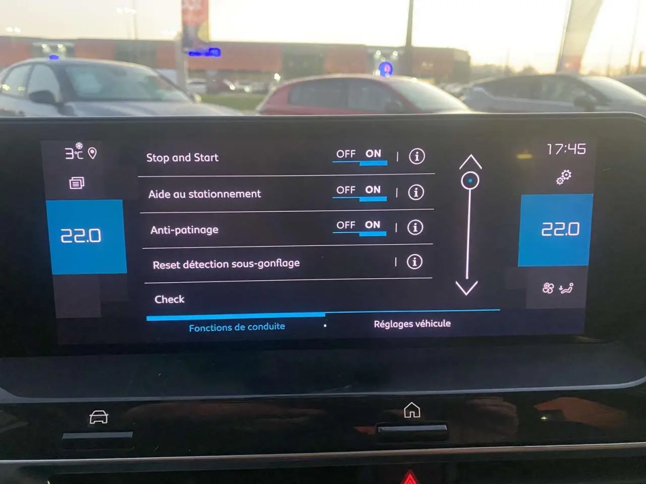 Écran tactile intérieur de la Citroën C4 blanc 2021 affichant les réglages d’aide à la conduite à 17h45.