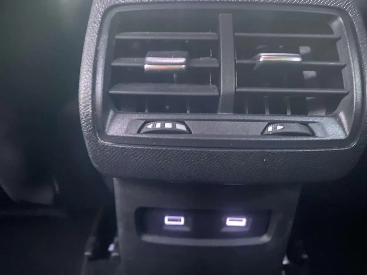 Gros plan sur les aérateurs arrière et deux prises USB du Citroën C4 blanc, version Feel Pack 2021.