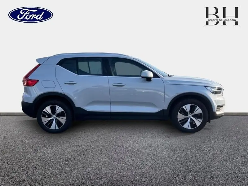 Profil droit d'un Volvo XC40 T5 Recharge gris glacier, SUV hybride rechargeable avec jantes alliage et lignes épurées.