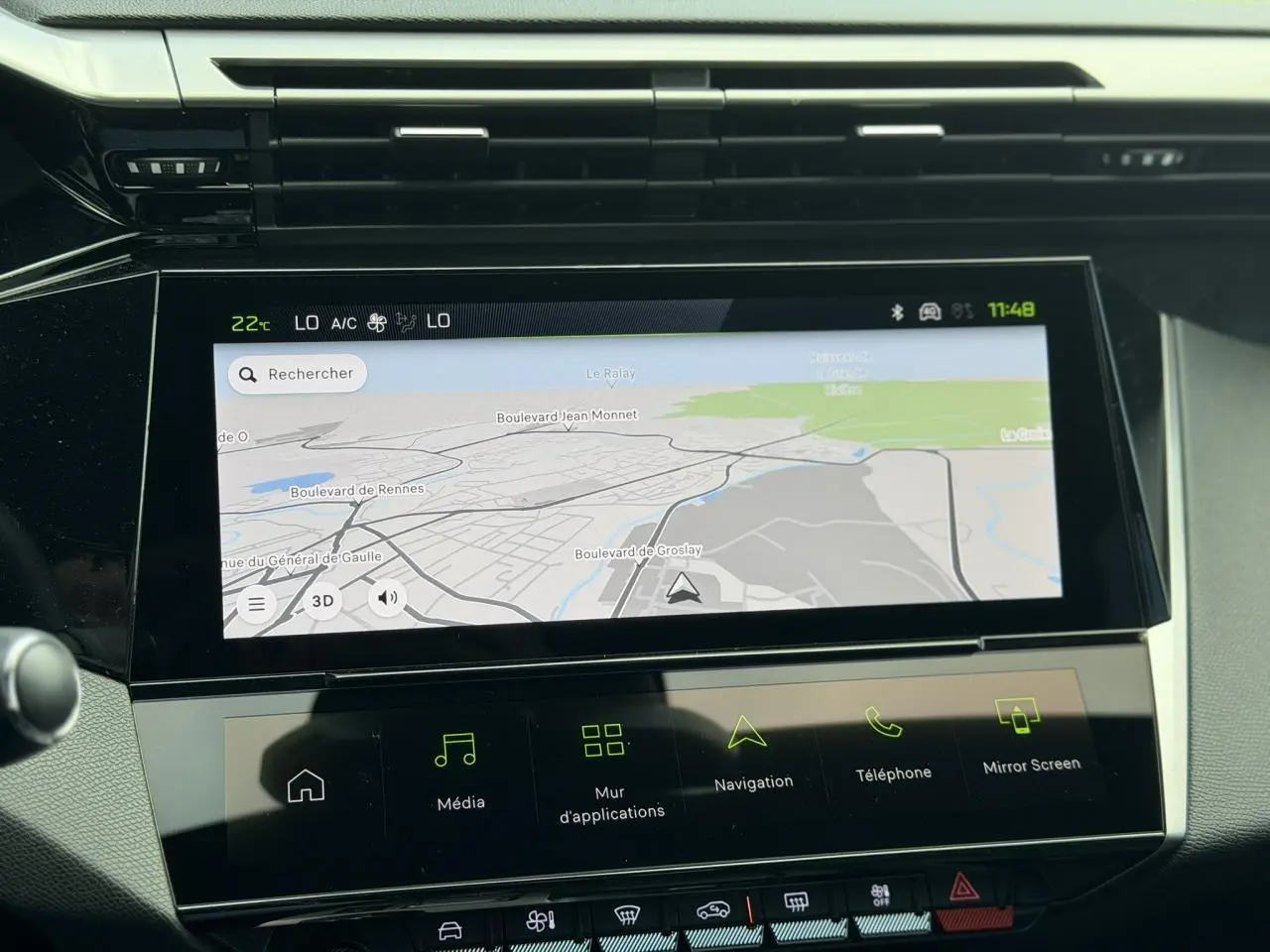 Écran tactile central affichant la navigation 3D dans l’habitacle de la Peugeot 308 gris Selenium, vue de face.