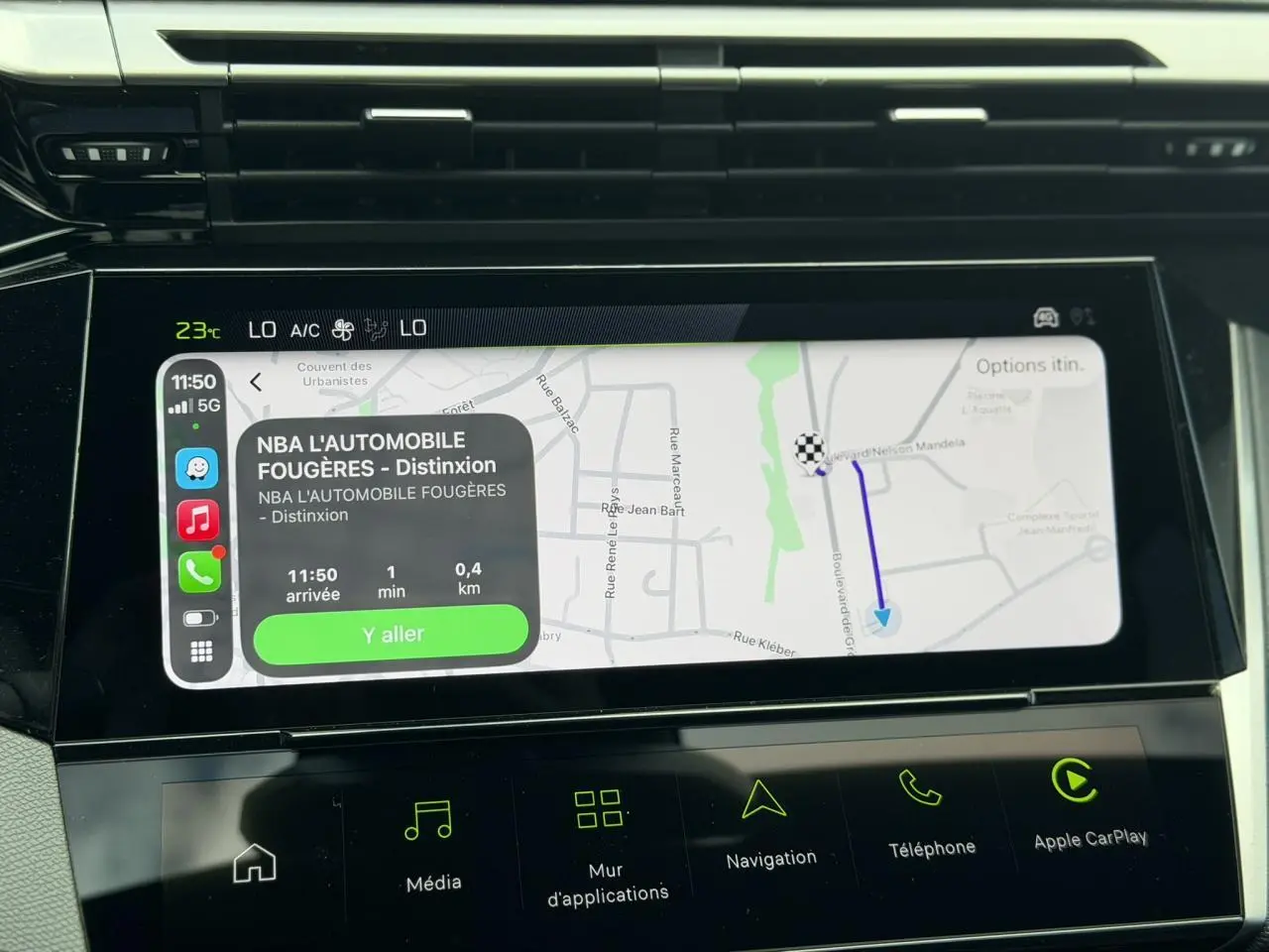 Écran tactile central du tableau de bord de la Peugeot 308 gris Selenium, affichant la navigation Apple CarPlay.