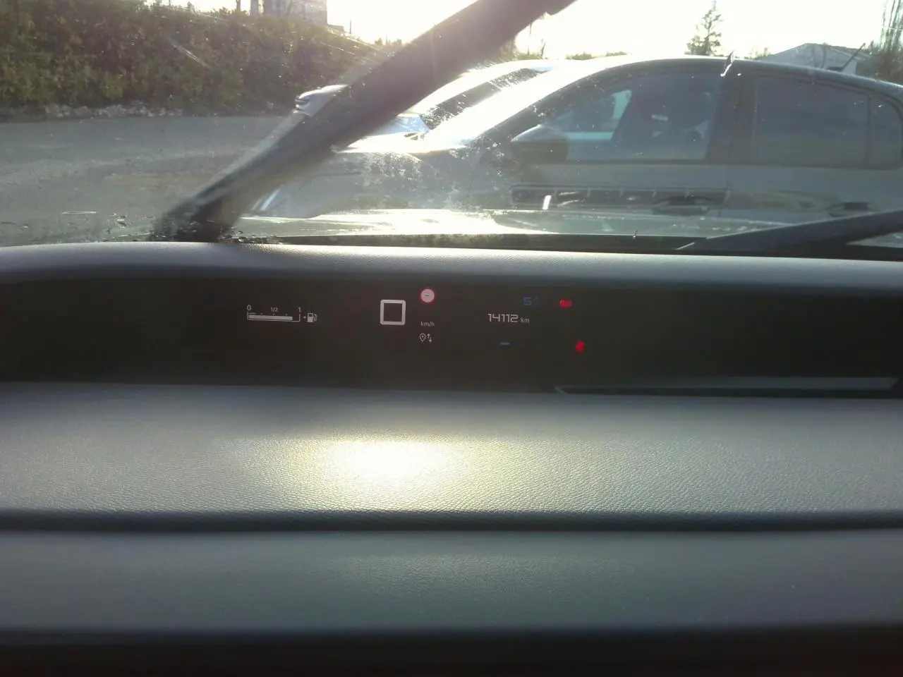 Vue intérieure du tableau de bord de la Citroën C3 2025, affichage numérique tête haute sur fond noir.