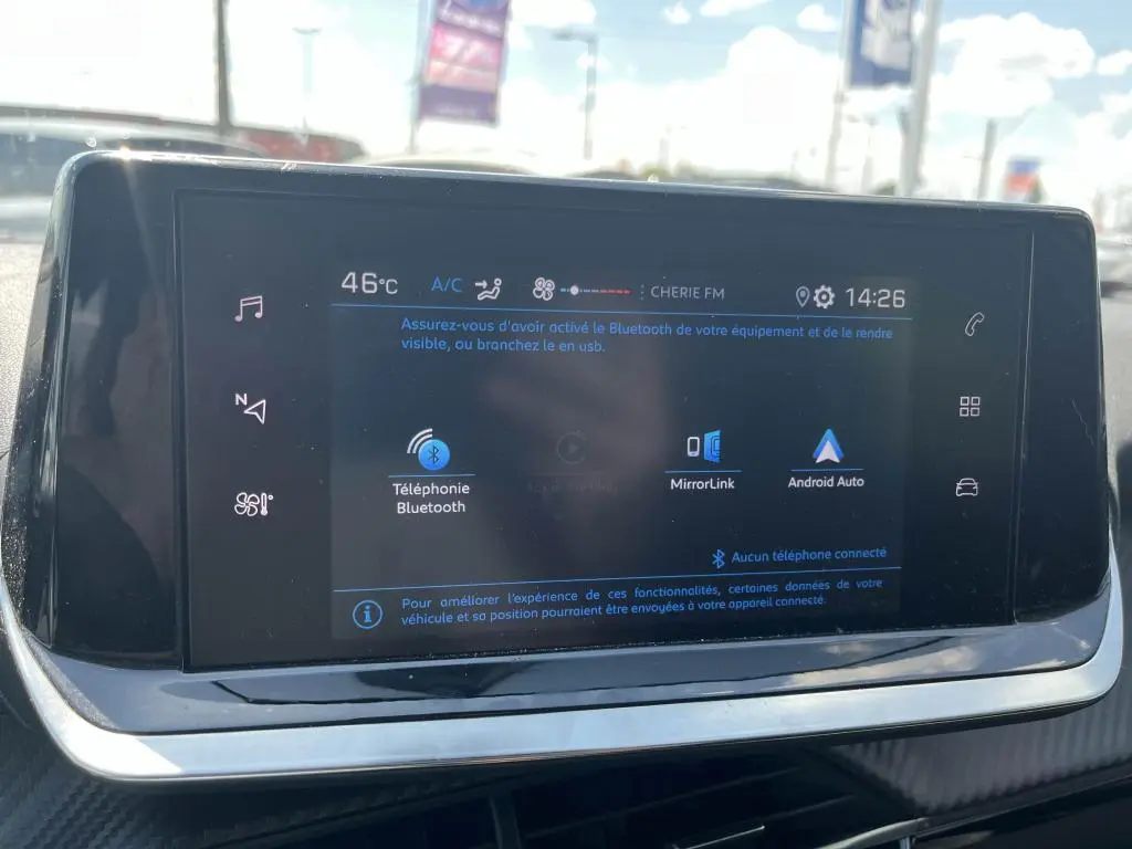 Écran tactile central de la Peugeot 208 1.2i PureTech 75 Active Pack 2023, affichant les options Bluetooth et Android Auto.