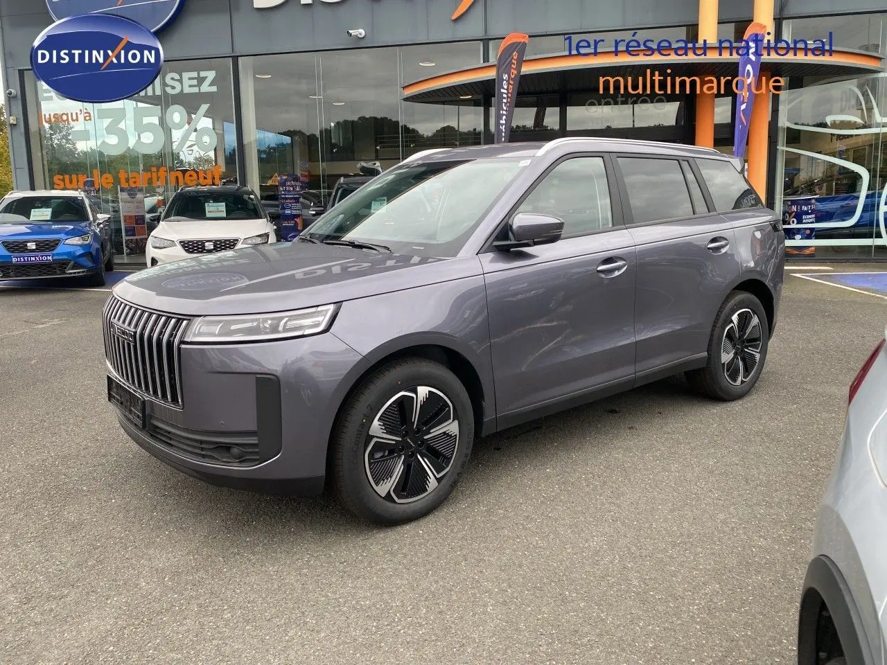 SUV JAECOO J5 gris Phantom vu en 3/4 avant droit avec calandre verticale et jantes stylisées.
