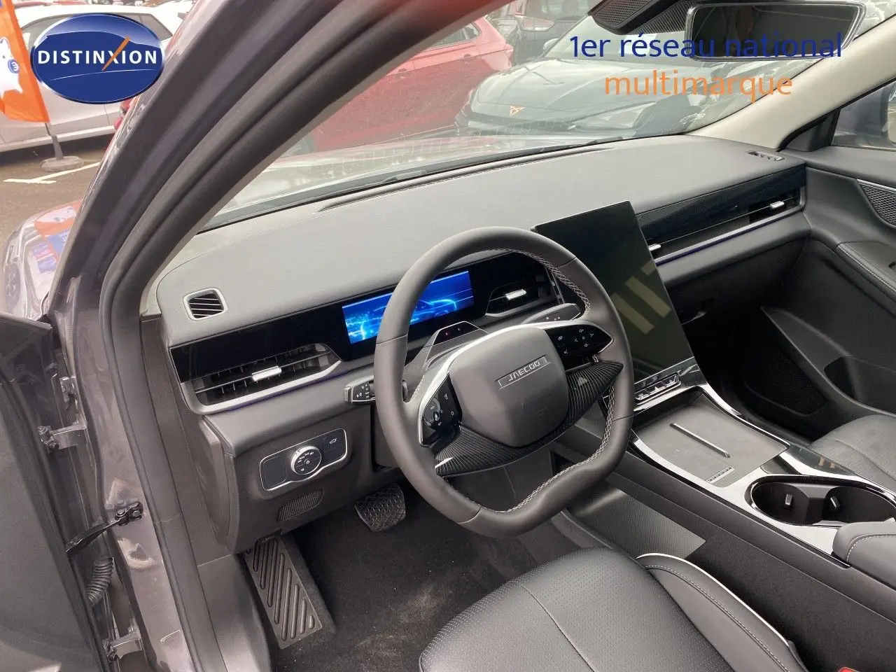 Intérieur côté conducteur du JAECOO J5 2026 en Phantom Grey, avec tableau de bord numérique et écran central vertical.